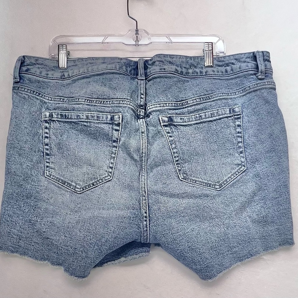 Torrid Denim Size 16 First at Fit Mid Rise Cut Off Distressed Light Wash Shorts - Picture 4 of 8